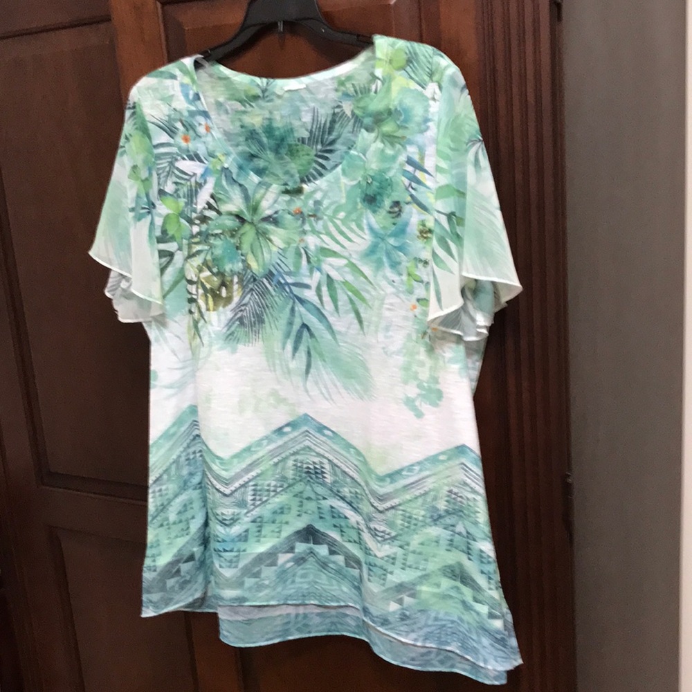 NWOT pretty tropical print blouse.